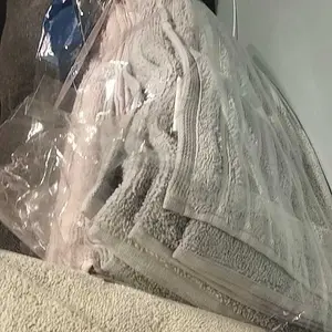 Detalhe das toalhas dobradas na embalagem